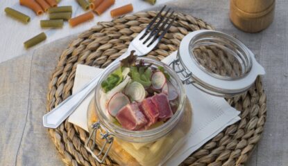 nsalada de pasta con tataki de atún rojo