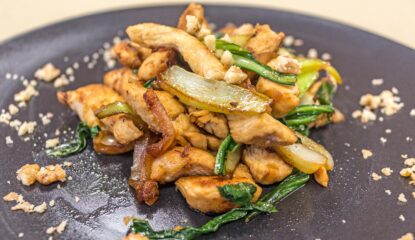 Salteado de pollo con pak choi