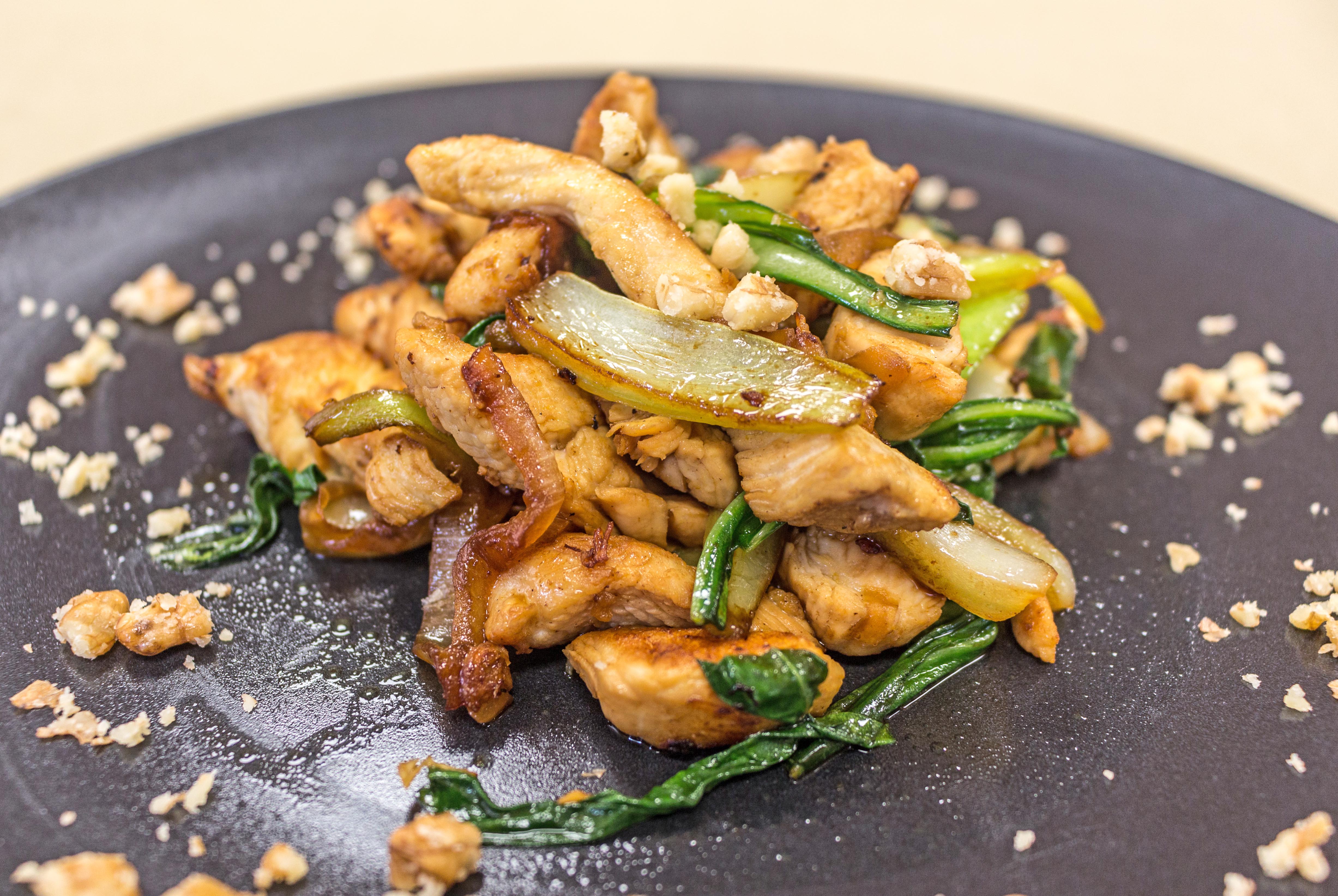 Salteado de pollo con pak choi