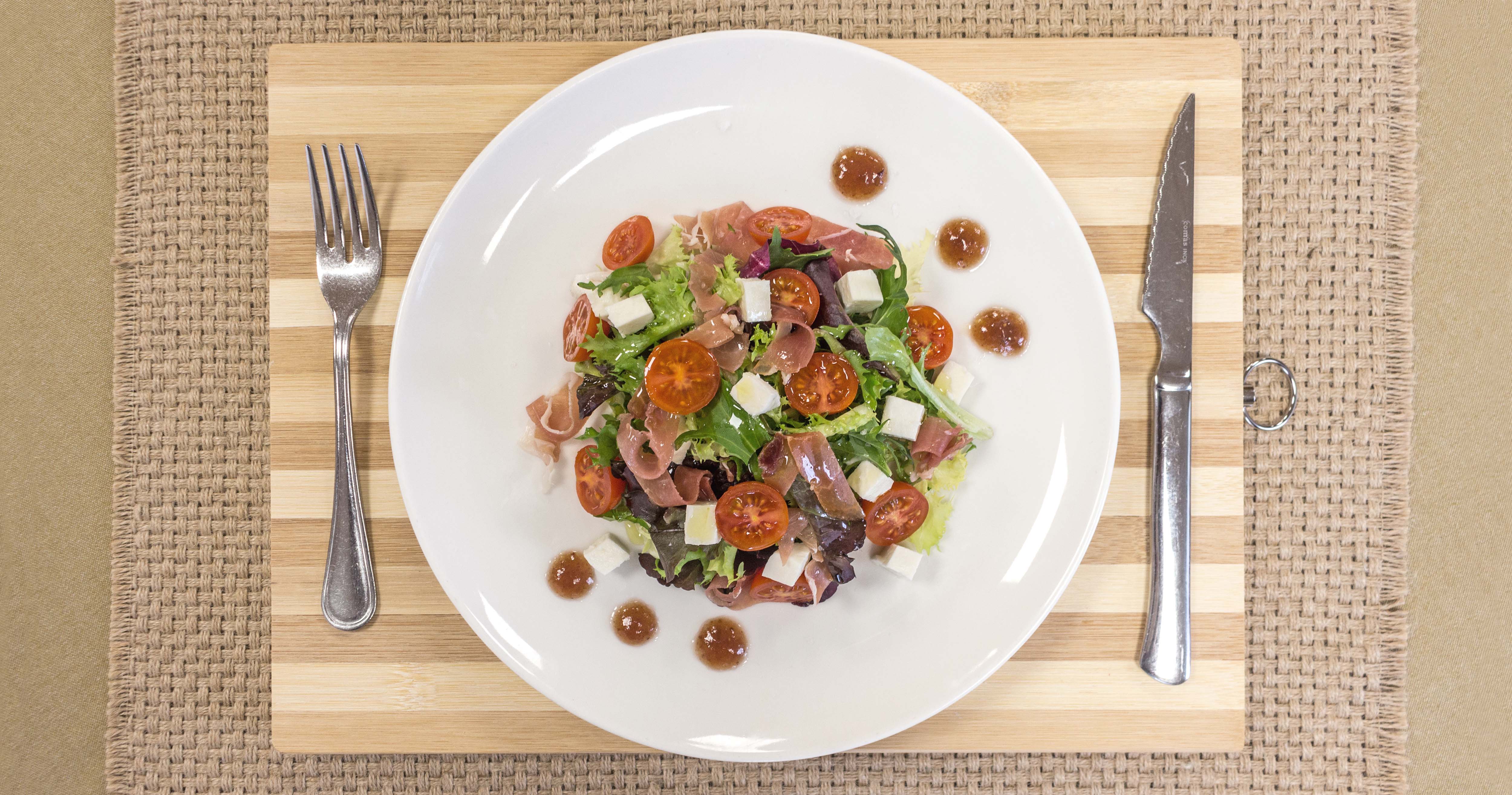 Ensalada de jamón, mozzarella y cherrysEnsalada de jamón, mozzarella y cherrys