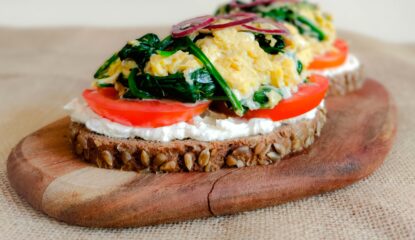 tostada integral de revuelto de espinacas