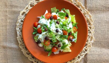 Ensalada de lechuga romana con aliño de kéfir