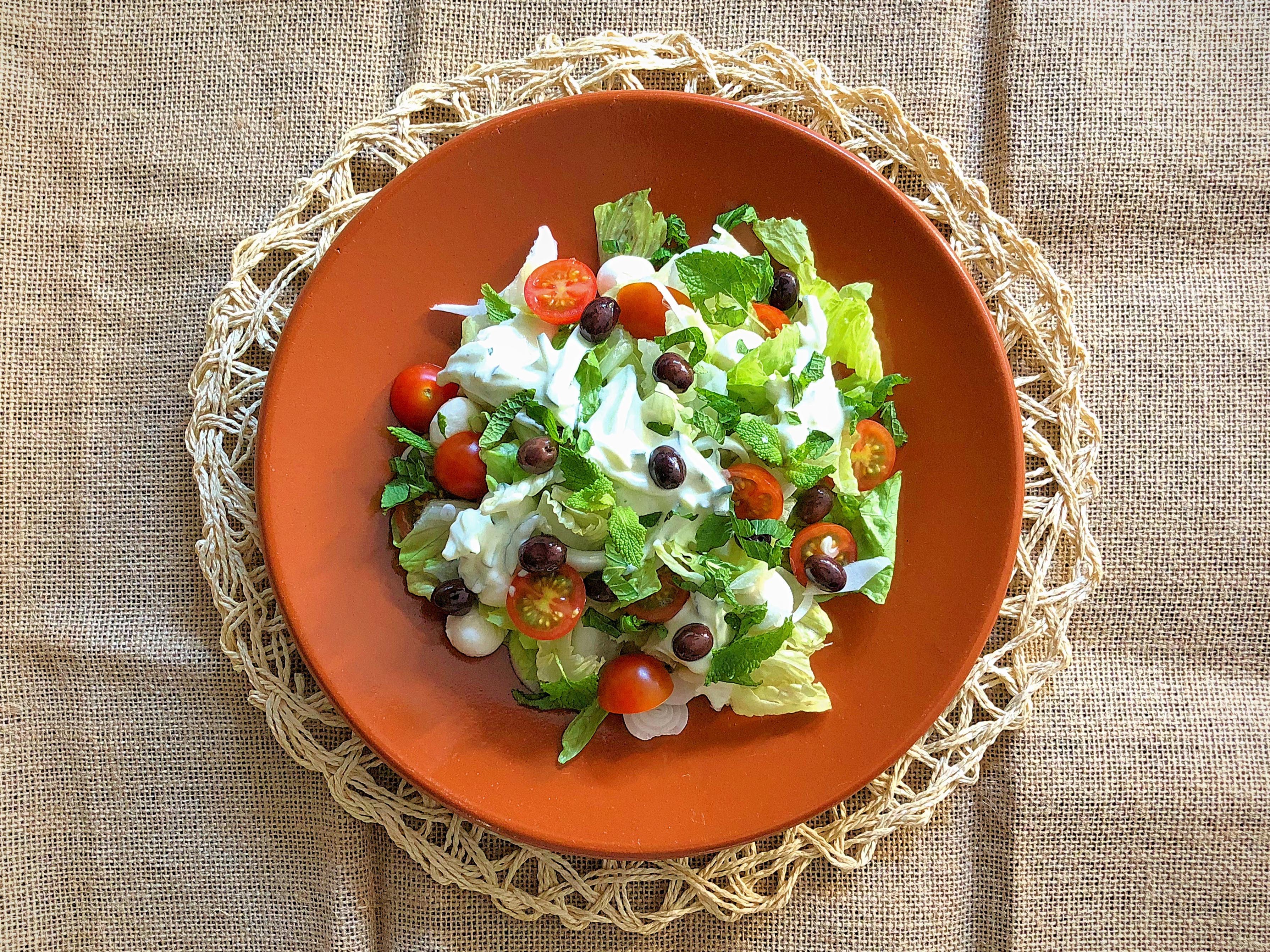 Ensalada de lechuga romana con aliño de kéfir