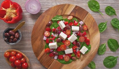 Ensalada de espinaca con cherry, queso, cebolla y pimiento rojo