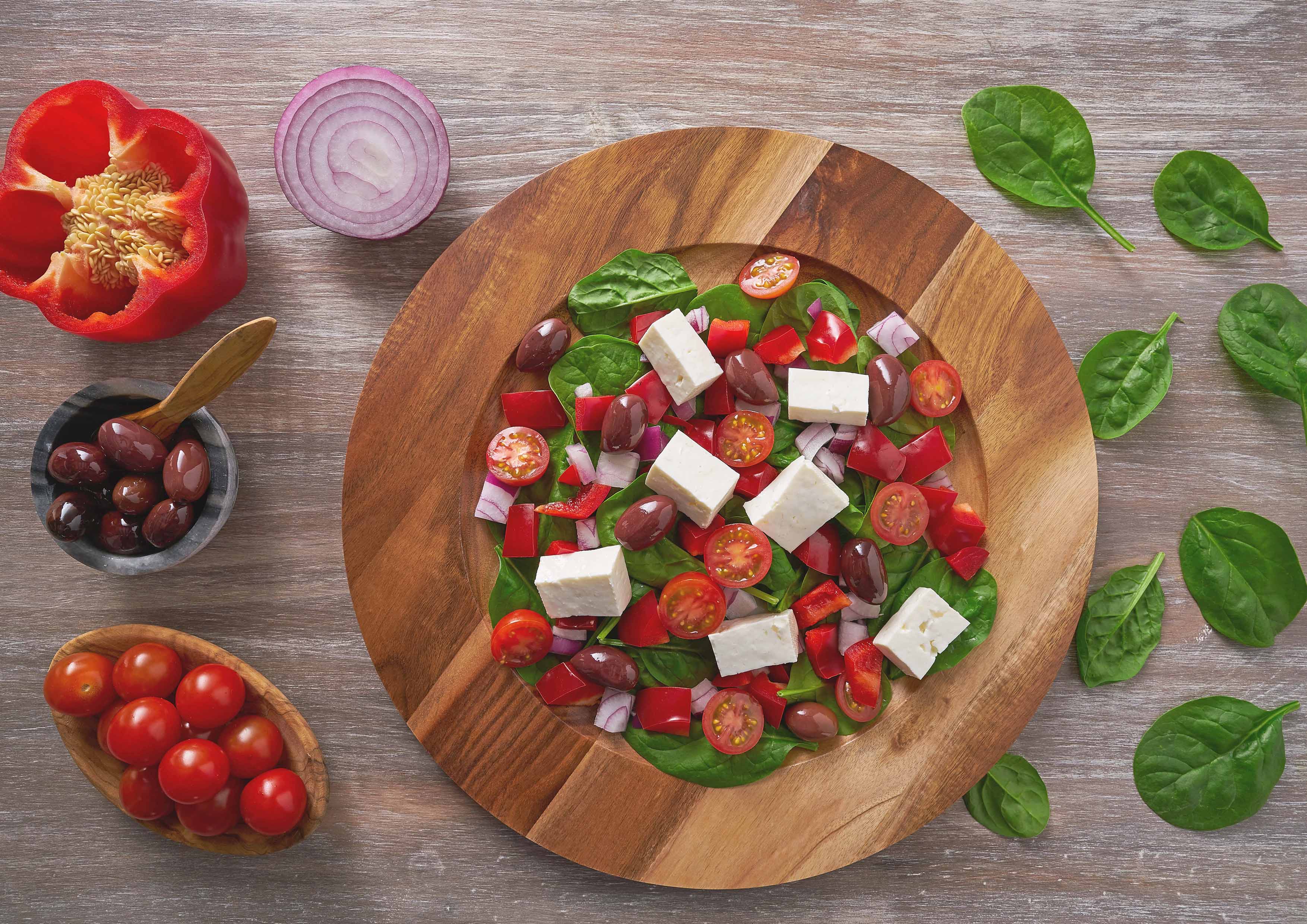 Ensalada de espinaca con cherry, queso, cebolla y pimiento rojo