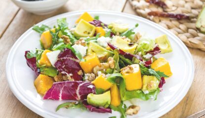 Ensalada con mango, aguacate y queso