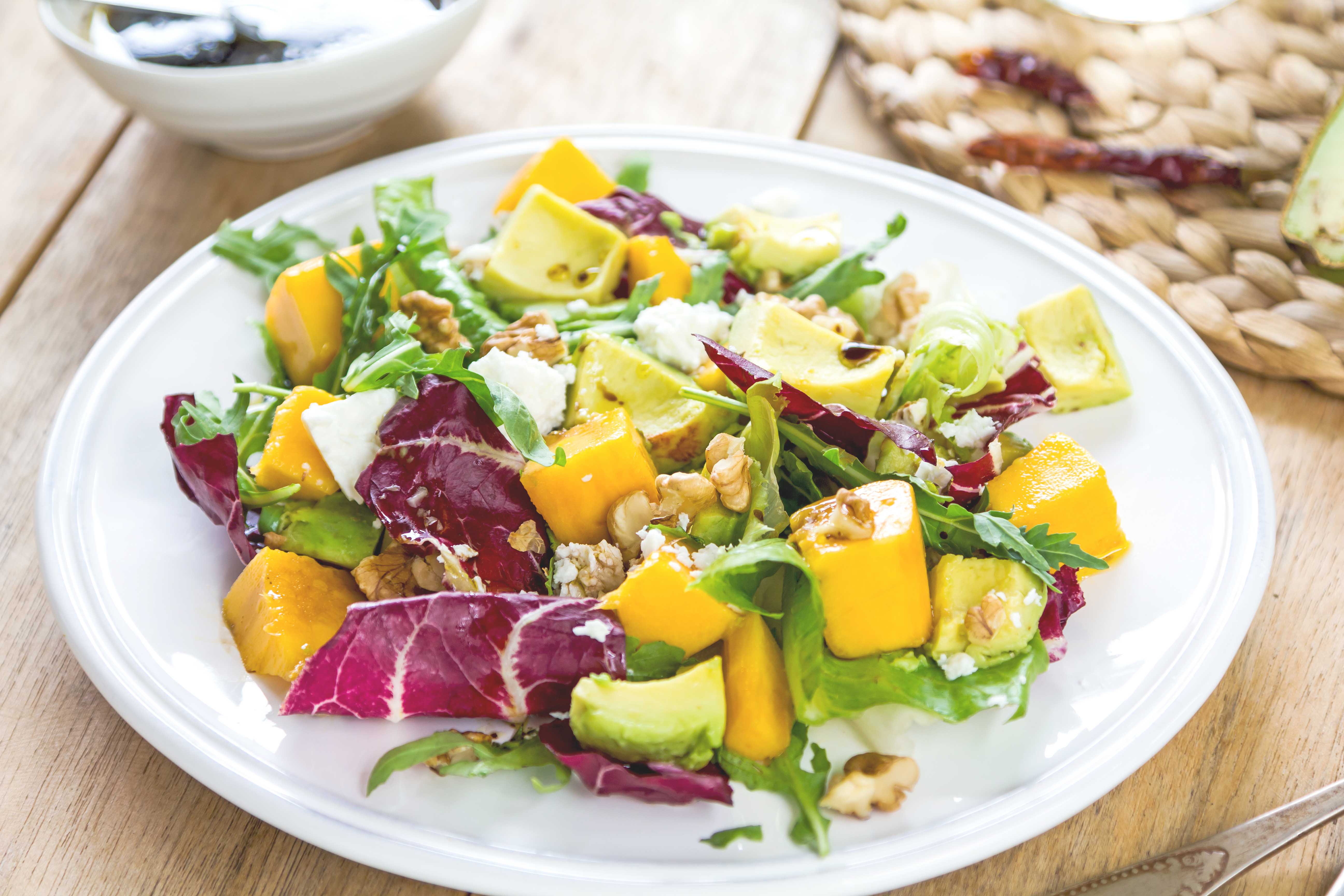 Ensalada con mango, aguacate y queso