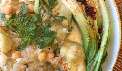 Curry verde de garbanzos, coliflor y pack choi