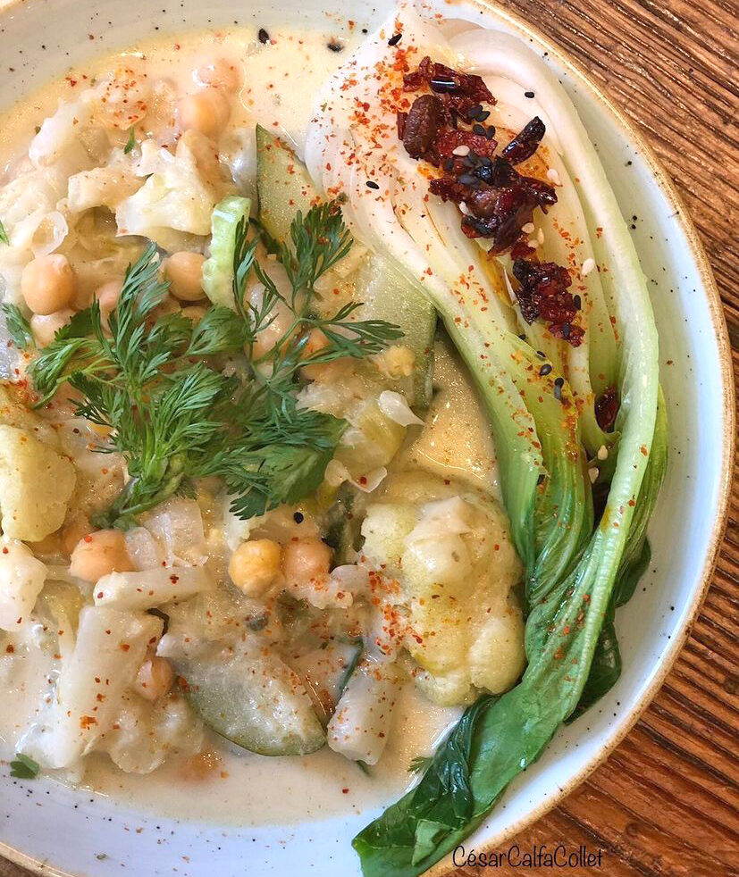 Curry verde de garbanzos, coliflor y pack choi