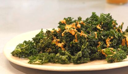 Chips de kale con mayonesa de chipotle